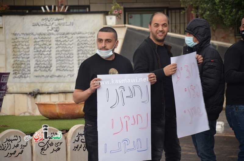 فيديو : العشرات من اصحاب المحلات التجارية ونشطاء يشاركون في الوقفة الاحتجاجية ضد سياسة التمييز العنصرية اتجاههم 